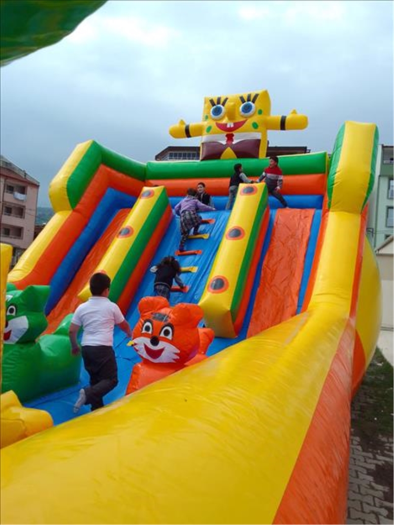 Playland Eğlence Tırı İnegöl’de Çocuklarla Buluştu