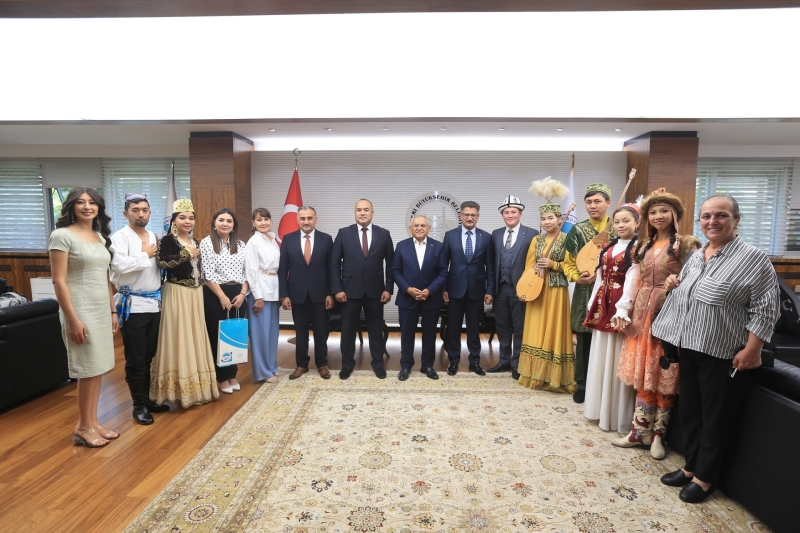 Başkan Büyükkılıç’a Türk Dünyasından ‘Dombra’lı Ziyaret