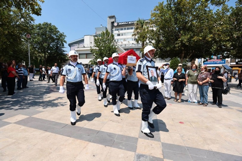 Tıkıroğlu için Büyükşehir Belediyesi önünde tören düzenlendi