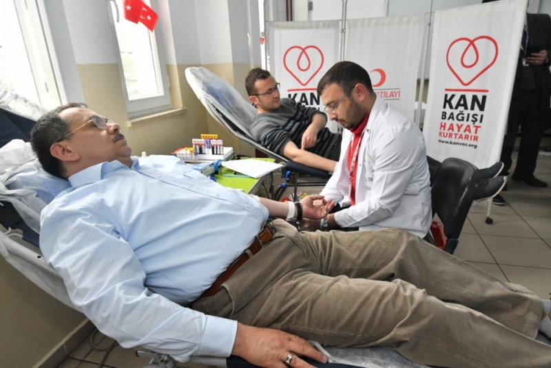 Başkan Mustafa Demir Kan Bağışında Bulundu