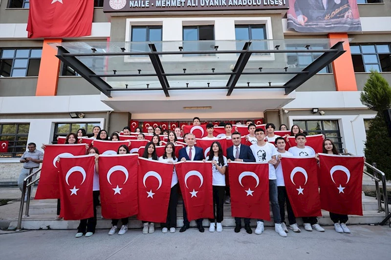 Başkan Zolan onbinlerce öğrenciye Türk Bayrağı hediye ediyor
