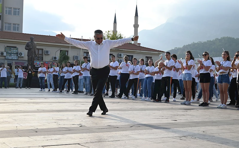 Önce Başkan’dan Zeybek, sonra 300 dansçıdan erik dalı