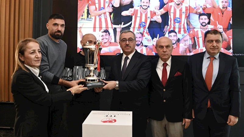 İstiklal Spor’un Şampiyonluk Kupası Başkan Güngör’ün Ellerinde Yükseldi