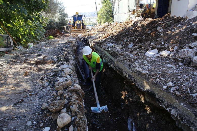 Büyükşehir Demre Kayaaltı’nı kanalizasyon sorunu çözüyor