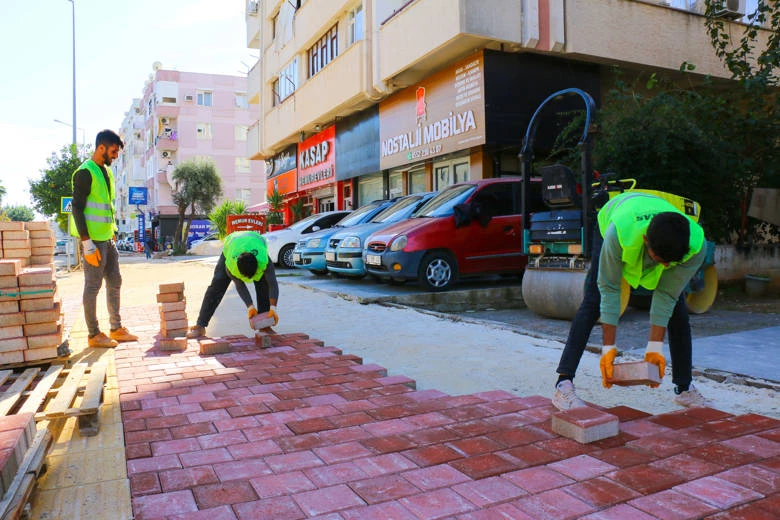 Turgut Reis ve Güllük caddelerinin kaldırımları yenileniyor