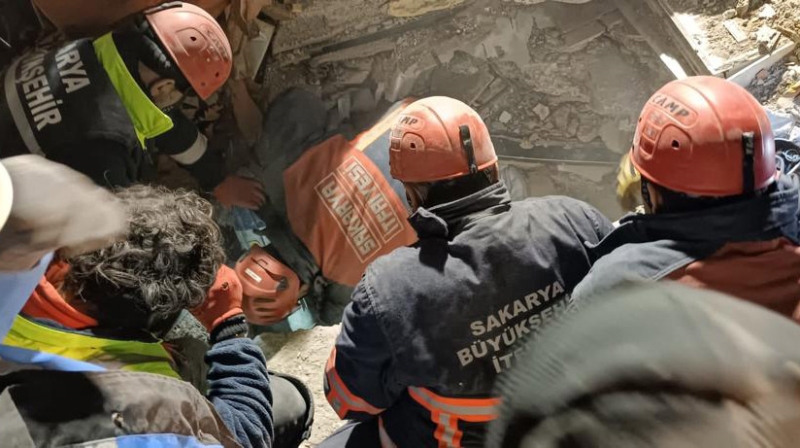 Büyükşehir ekipleri 116 saat sonra bir kişiyi daha kurtardı