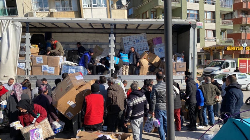 Antalya Büyükşehir Belediyesi’nin yardım tırları Hatay’a ulaştı