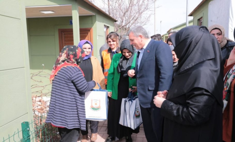 Başkan Beyazgül, Hobi Bahçesinde Konaklayan Depremzede Kadınların Gününü Tebrik Etti”