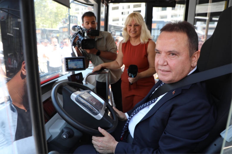 Büyükşehir’in 60 kırmızı otobüsü toplu ulaşımda hizmette
