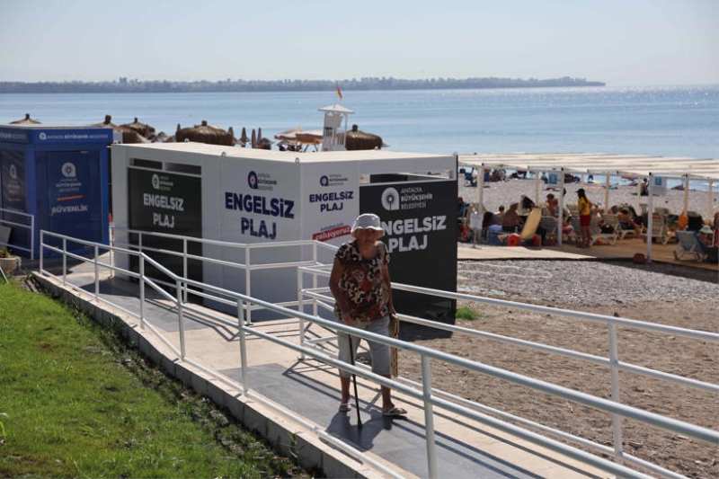 Konyaaltı Engelsiz Plajı bu yılda engellilerin gözdesi
