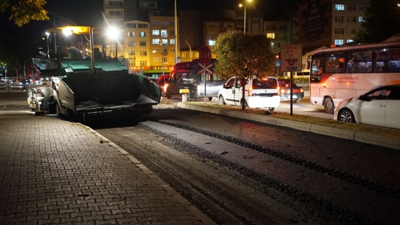 Büyükşehir’den gece-gündüz asfalt mesaisi