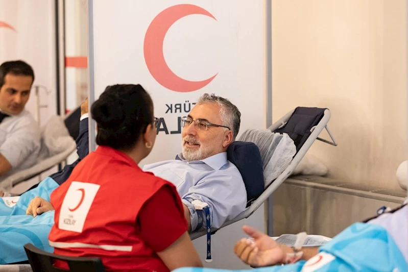 Çalışma ve Sosyal Güvenlik Bakanı Prof. Dr. Vedat Işıkhan Kızılay’a Kan Bağışında Bulundu