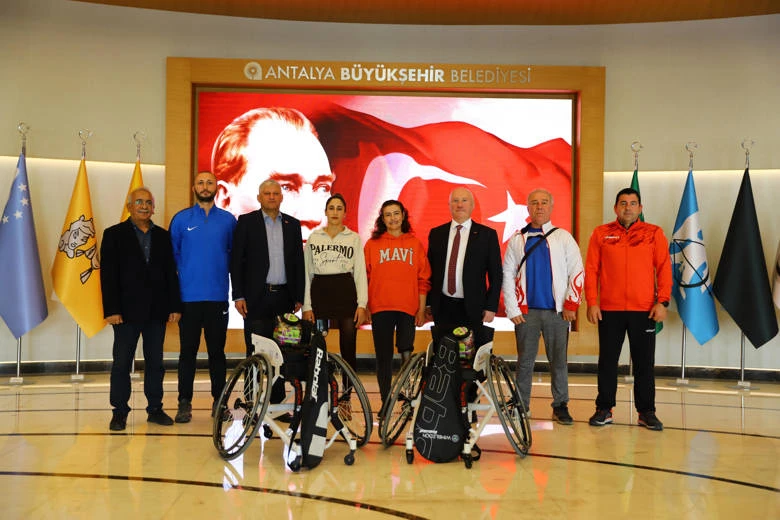 Büyükşehir Belediyesi engelli milli sporculara ekipman desteği sağladı