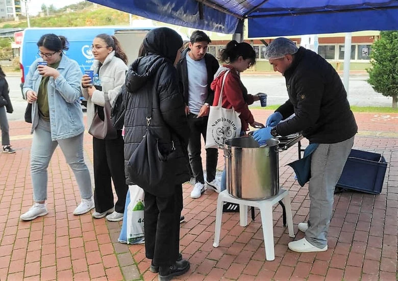 Büyükşehir’den üniversitelilere çorba ikramı