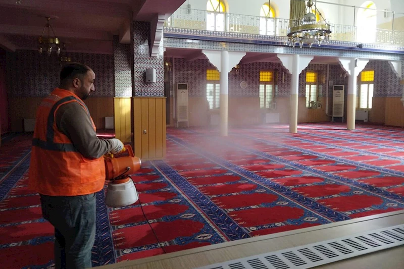 Berat Kandili Dolayısıyla Camilerimize Gül Suyu Sıkıldı
