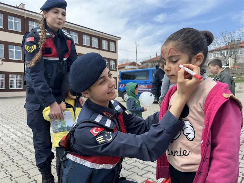 Jandarma Ekiplerinden Çocuklara Bayram Sürprizi