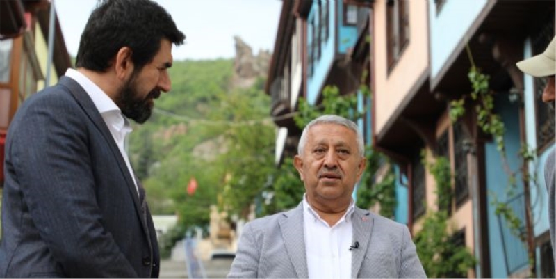 YAZAR SERDAR TUNÇER TARİHİ AFYON EVLERİNE HAYRAN KALDI