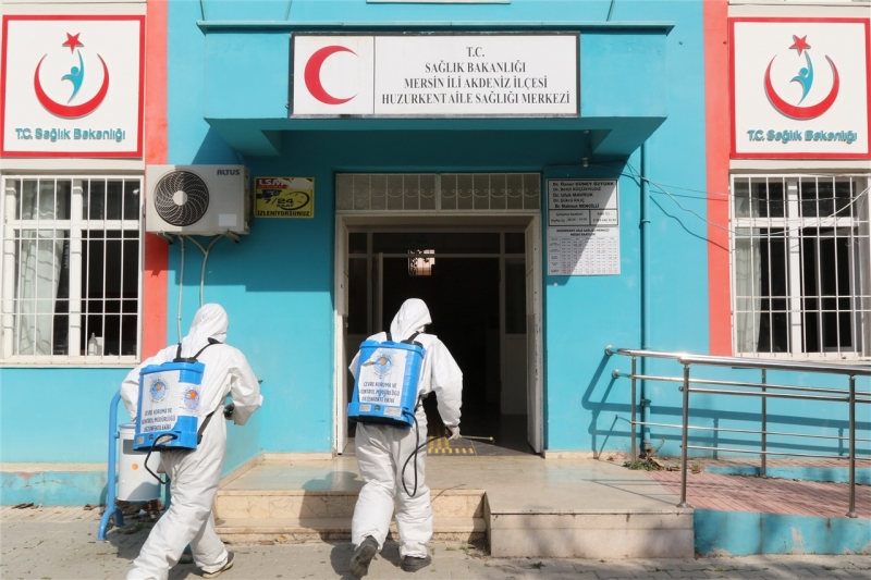 AKDENİZ’DE YÜZLERCE İŞYERİ, ONLARCA CADDE VE SOKAK DEZENFEKTE EDİLDİ