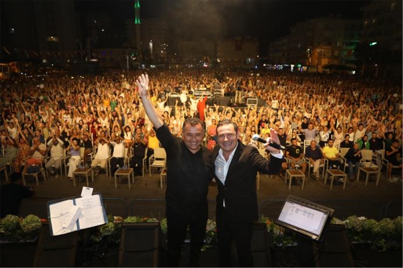 ALANYA BELEDİYESİ’NDEN YAZ KONSERİ MAHMUTLAR FERHAT GÖÇER İLE COŞTU