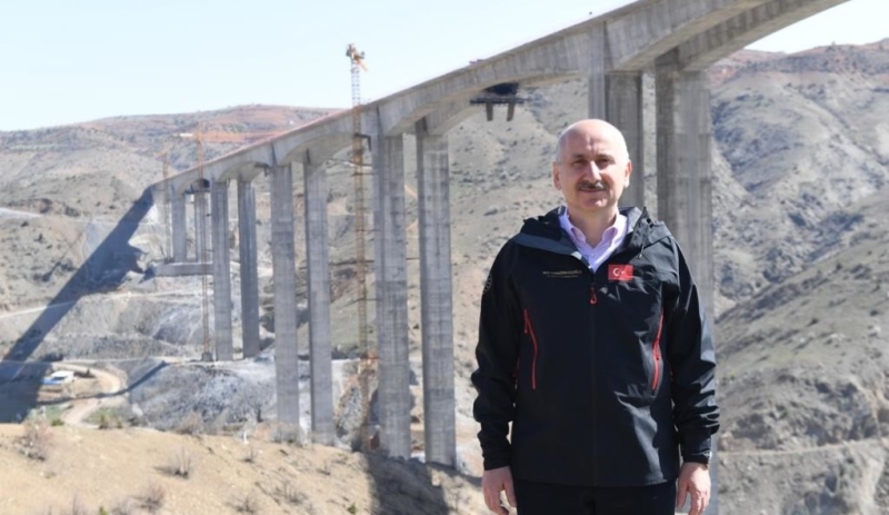 ULAŞTIRMA VE ALTYAPI BAKANI KARAİSMAİLOĞLU: TÜRKİYE’NİN EN YÜKSEK AYAKLI VİYADÜĞÜ EĞİSTE’DE BİR AŞAMA DAHA TAMAMLANDI