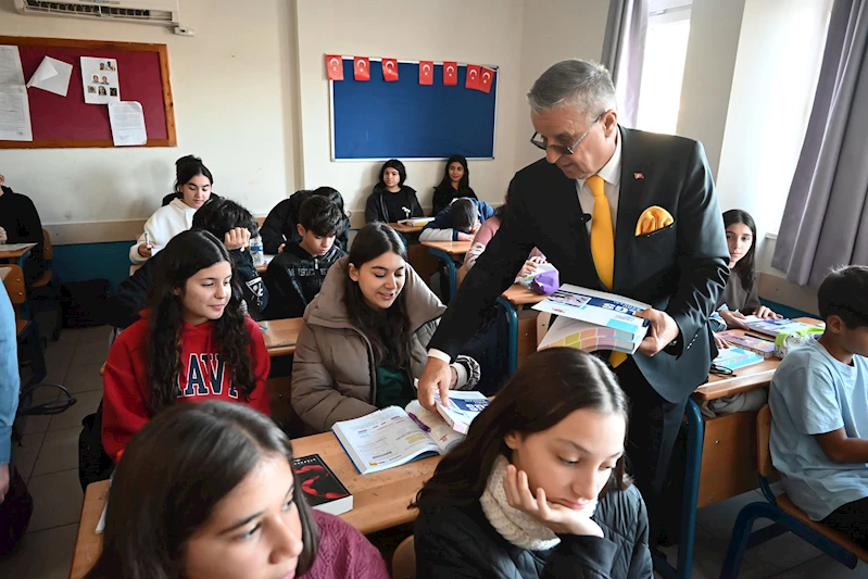 Başkan Topaloğlu’ndan öğrencilere ücretsiz LGS soru bankası kitabı