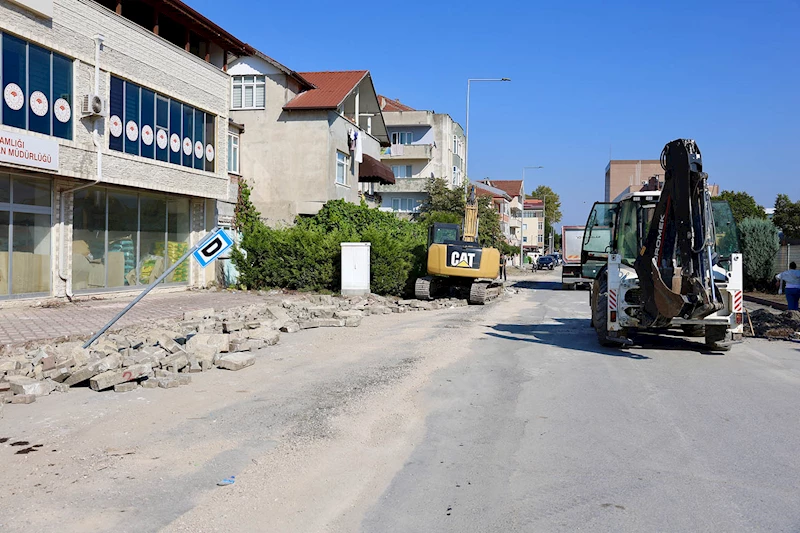 Altyapısı yenilenen Arifiye Zübeyde Hanım Caddesi’nde üstyapı çalışmaları başladı