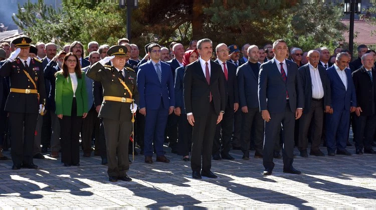 BAŞKANIMIZ, VALİLİK ATATÜRK ANITI ÖNÜNDE ÇELENK SUNMA TÖRENİNE KATILDI