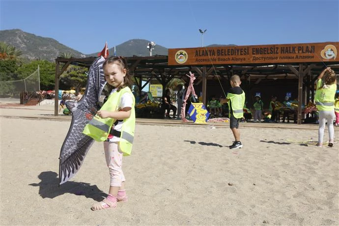 ALANYA BELEDİYESİ’NİN MİNİK ÖĞRENCİLERİ SAHİLDE DOYASIYA EĞLENDİ