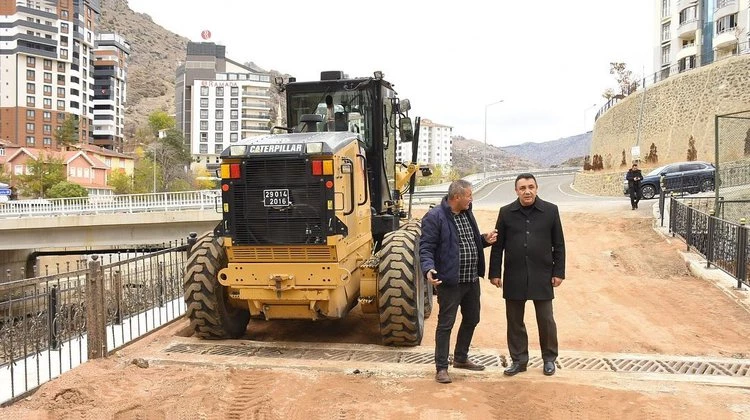 BAŞKANIMIZ, FEN İŞLERİ MÜDÜRLÜĞÜMÜZ TARAFINDAN YÜRÜTÜLEN ASFALTLAMA ÇALIŞMALARINI YERİNDE İNCELEDİ