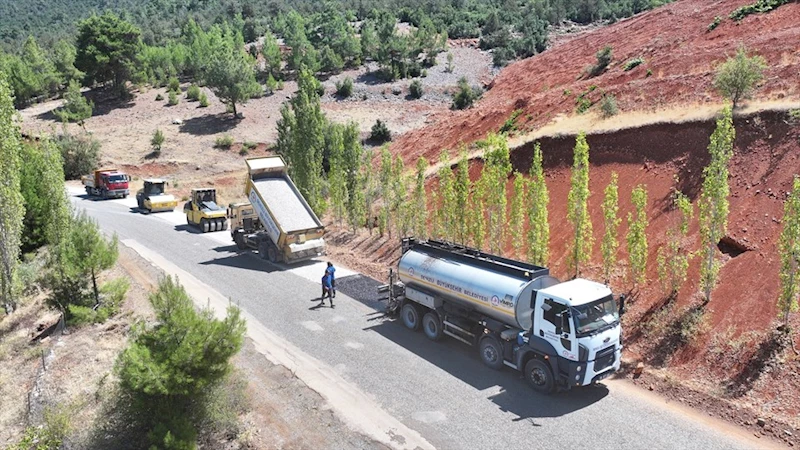 Büyükşehir çalışıyor, yollar yenileniyor