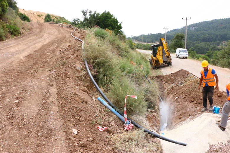 ASAT Kumluca’nın kırsal mahallelerinde içme suyu hatlarını yeniliyor