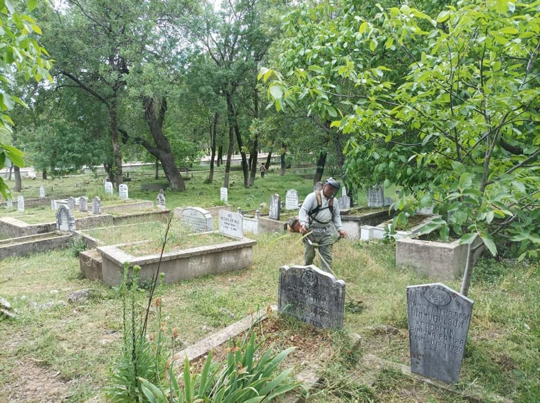 Büyükşehir Belediyesi’nin İbradı’da mezarlık temizlik ve bakımları sürüyor
