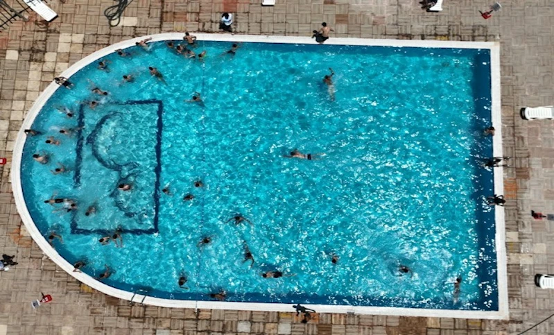 Çocuklar Büyükşehir’in Havuzlarında Serinliyor