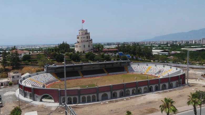 Kumluca Atatürk Stadyumu’nda son rötuşlar yapılıyor