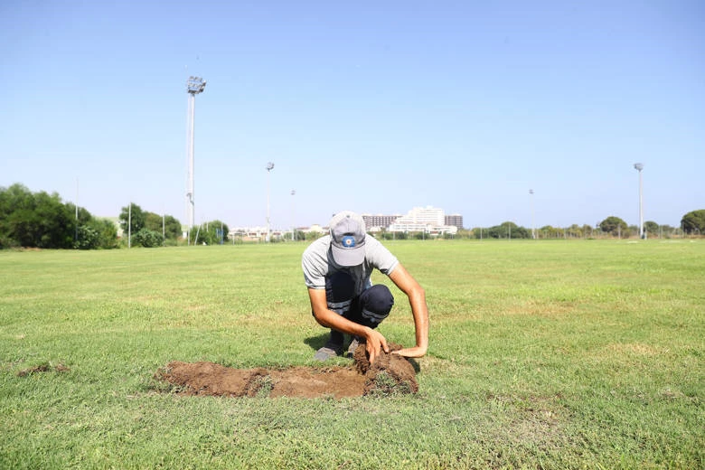 Antalya’nın yeşil alanlarına rulo çim desteği