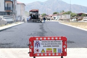 İzzetpaşa Mahallesi’nde Asfalt serim çalışması yapılıyor.