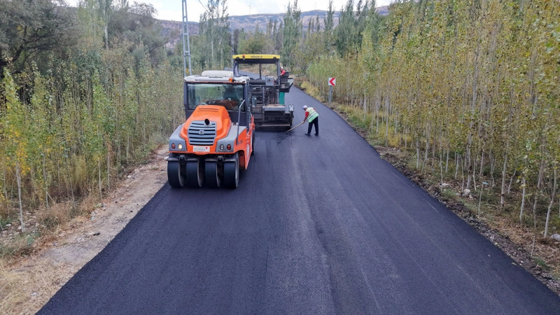 Çağlayancerit Kırsalında 2,5 Kilometrelik Yol Sıcak Asfaltla Yenileniyor