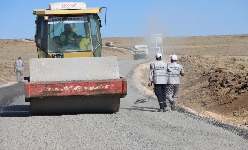 BÜYÜKŞEHİR, SİVEREK KIRSALINDAKİ YOLLARI BAŞTAN AŞAĞI YENİLİYOR