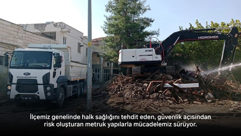 İlçemiz genelinde halk sağlığını tehdit eden, güvenlik açısından risk oluşturan metruk yapılarla mücadelemiz sürüyor.