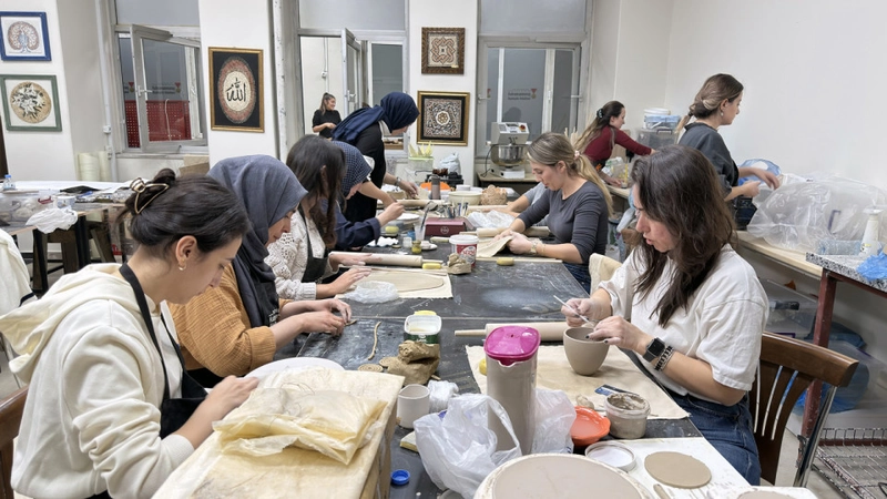KAMEK Seramik Atölyesinde Kursiyerler Özgün Eserler Üretiyor