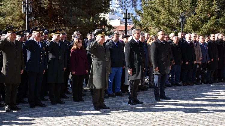 BAŞKANIMIZ, KURTULUŞ PROGRAMIMIZ KAPSAMINDA, ANIT ÖNÜNDEKİ TÖRENE KATILARAK ÇELENK SUNDU