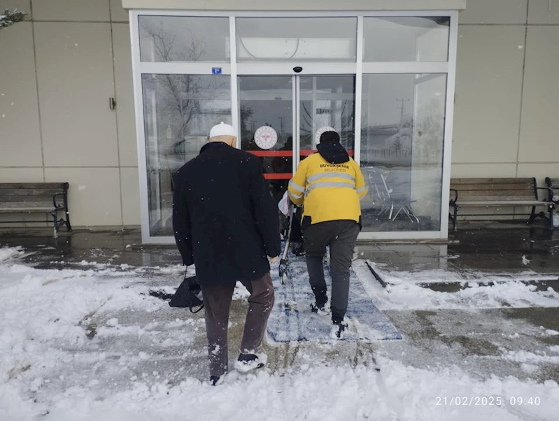 Kar nedeniyle diyalize gidemeyen hastayı hastaneye Büyükşehir ulaştırdı