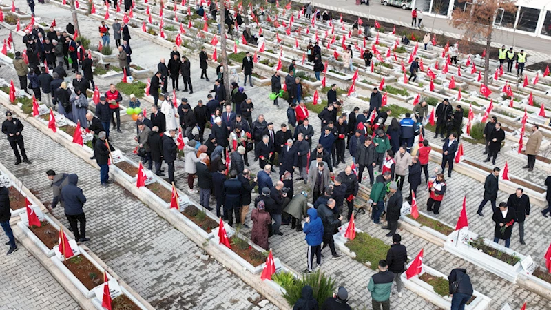 Deprem Şehitleri Kabirleri Başında Dualarla Yâd Edildi