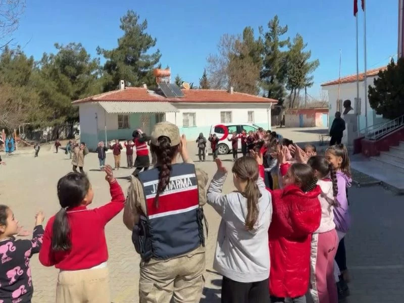 Jandarmadan Öğrencilere Eğitim ve Boyama Faaliyeti Gerçekleştirildi