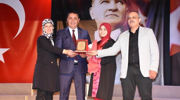 BAŞKANIMIZ, TRABZON ÜNİVERSİTESİ İLETİŞİM FAKÜLTESİNİN MEZUNİYET TÖRENİNE KATILDI