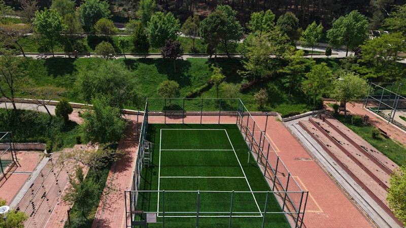 Büyükşehir, Yeşil Alanlardaki Halı Sahaları Yenilenen Yüzüyle Hizmete Sunuyor